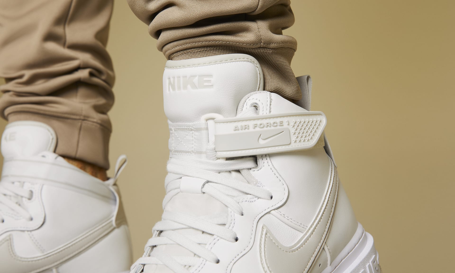 white nike boots men