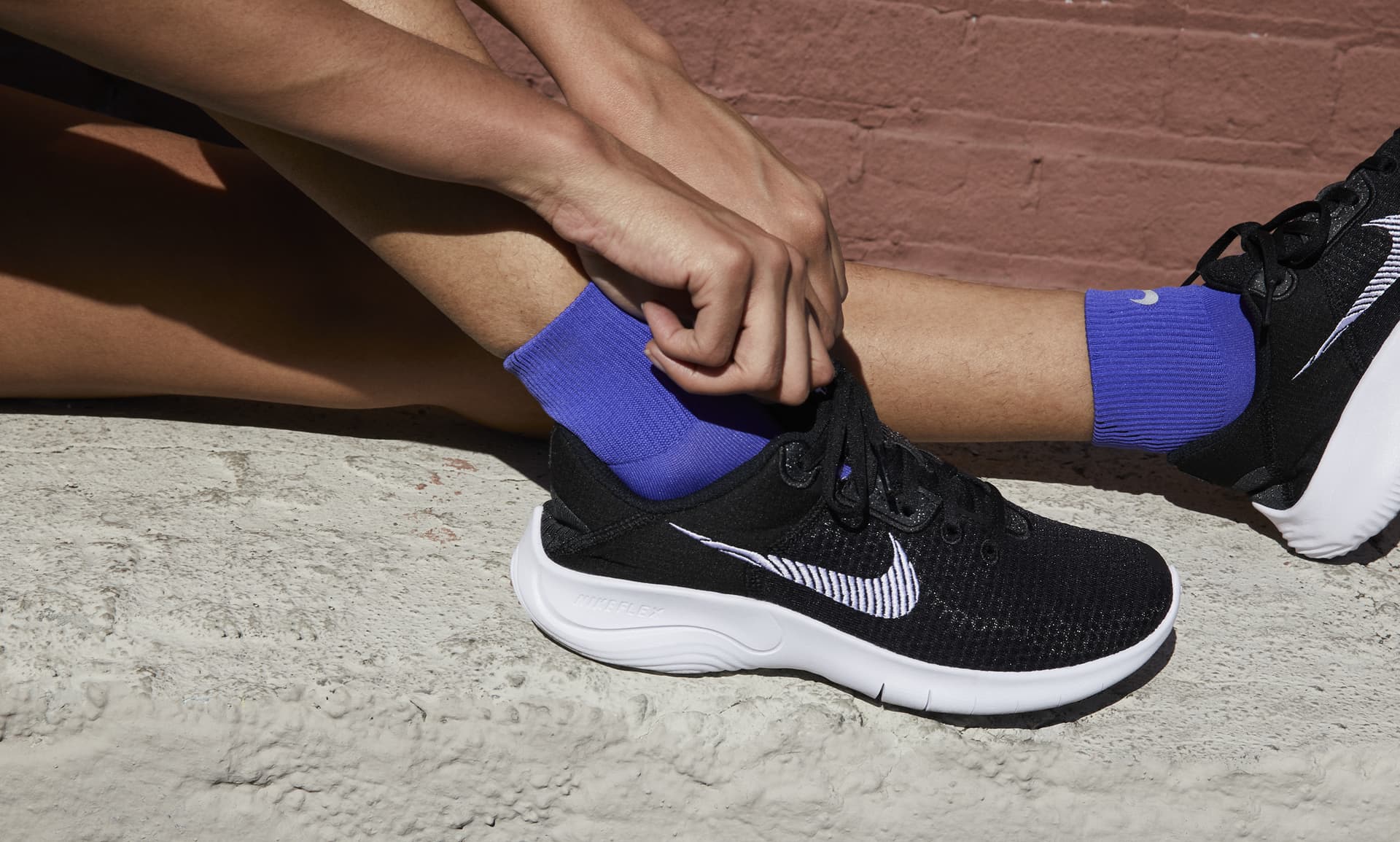 hoorbaar woestenij Altijd Nike Flex Experience Run 11 Women's Road Running Shoes (Wide). Nike.com