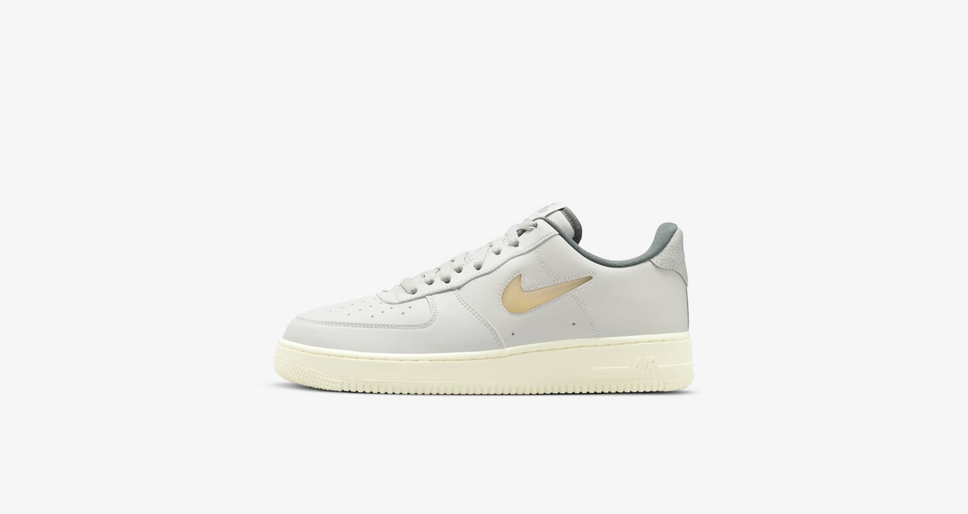 【NIKE公式】エア フォース 1 'Light Bone and Coconut Milk' (DC8894001 / AF 1 '07