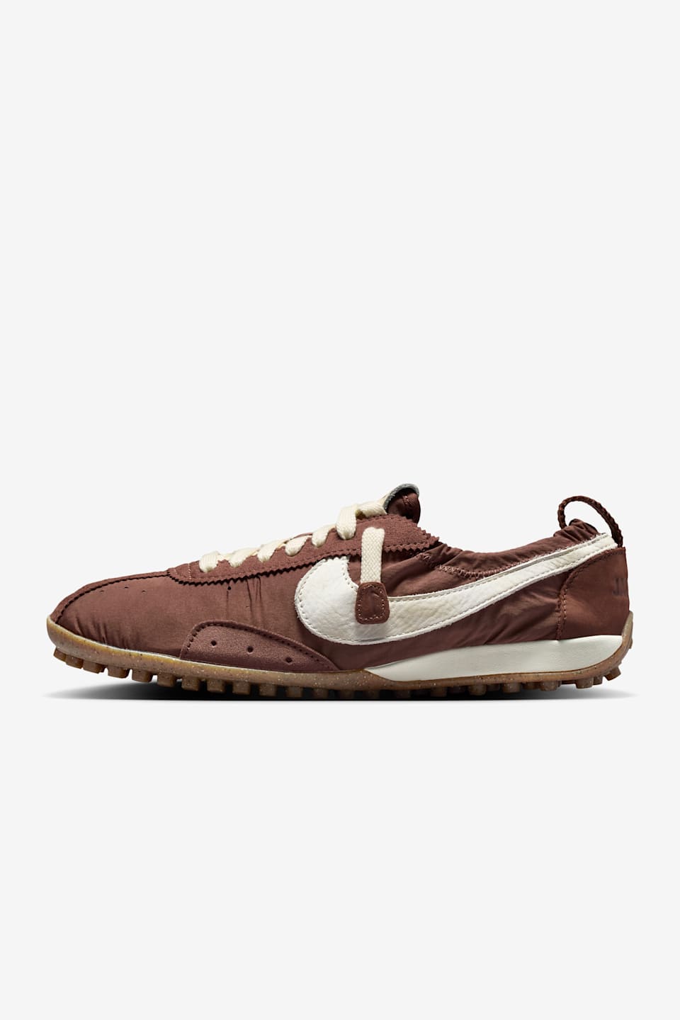 【NIKE公式】レディース ムーンシューズ x ジャックムス 'Fauna Brown and Cashmere' (HV8547-200) 発売日