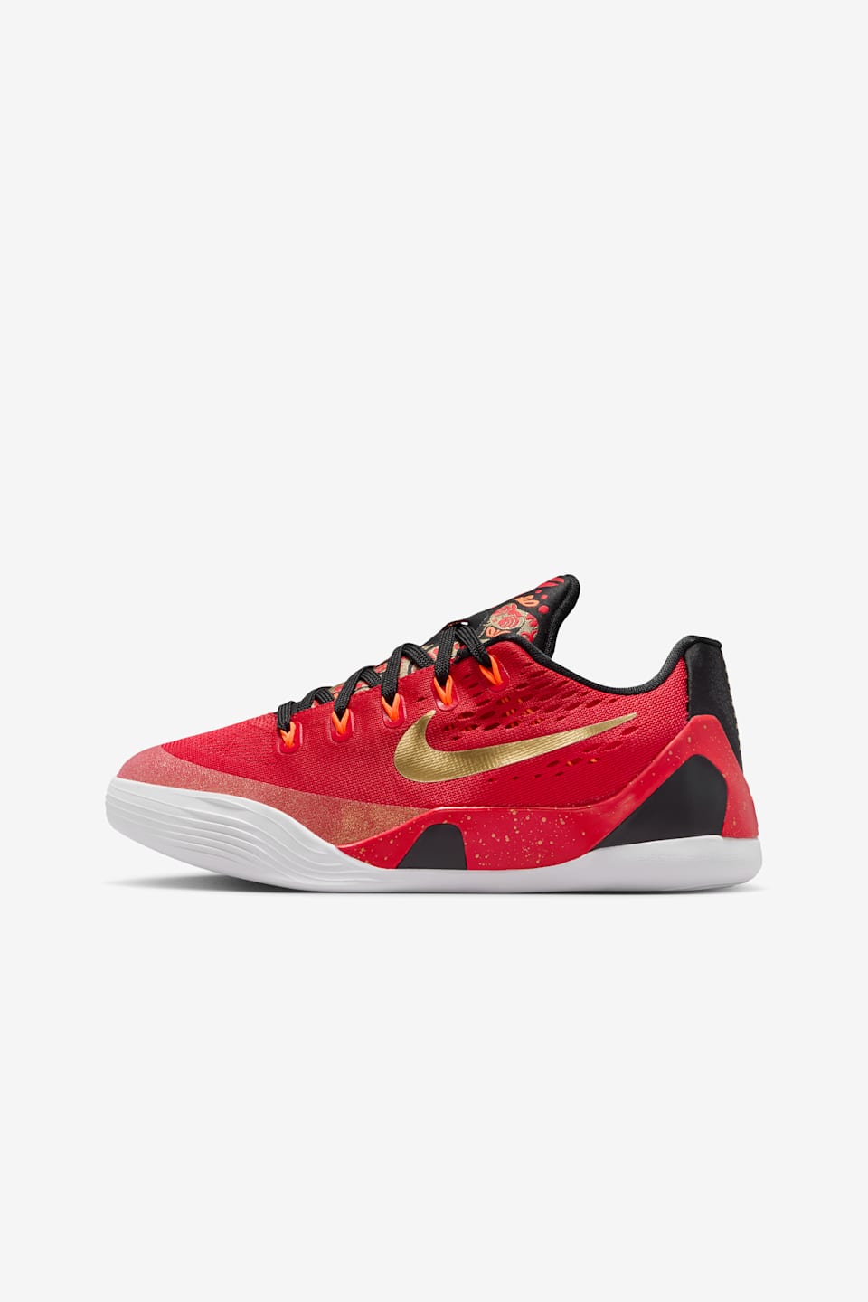 【NIKE公式】コービー 9 LOW プロトロ EM 'University Red and Metallic Gold' (IH1400-600/KOBE IX EM PROTRO)