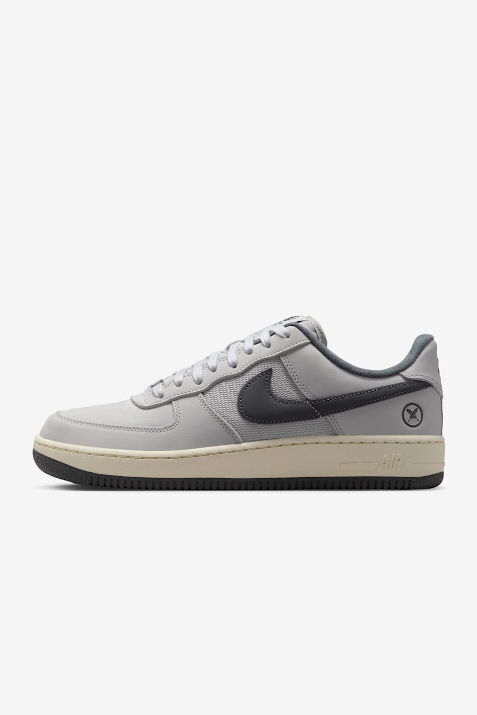 Lanceringsdato for Nike SB Air Force 1 x Yuto "Light Bone and Iron Grey" (IO8439-100)