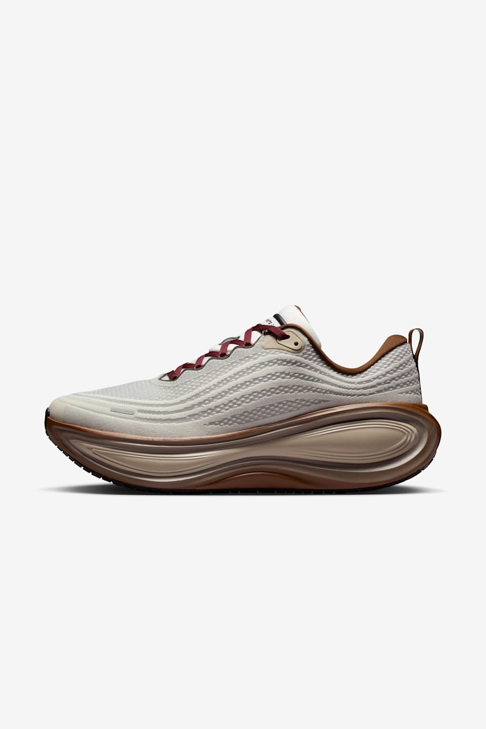 【NIKE公式】ボメロ プラス 'Sail and Baroque Brown' (IO4482-100/NIKE VOMERO PLUS QS)