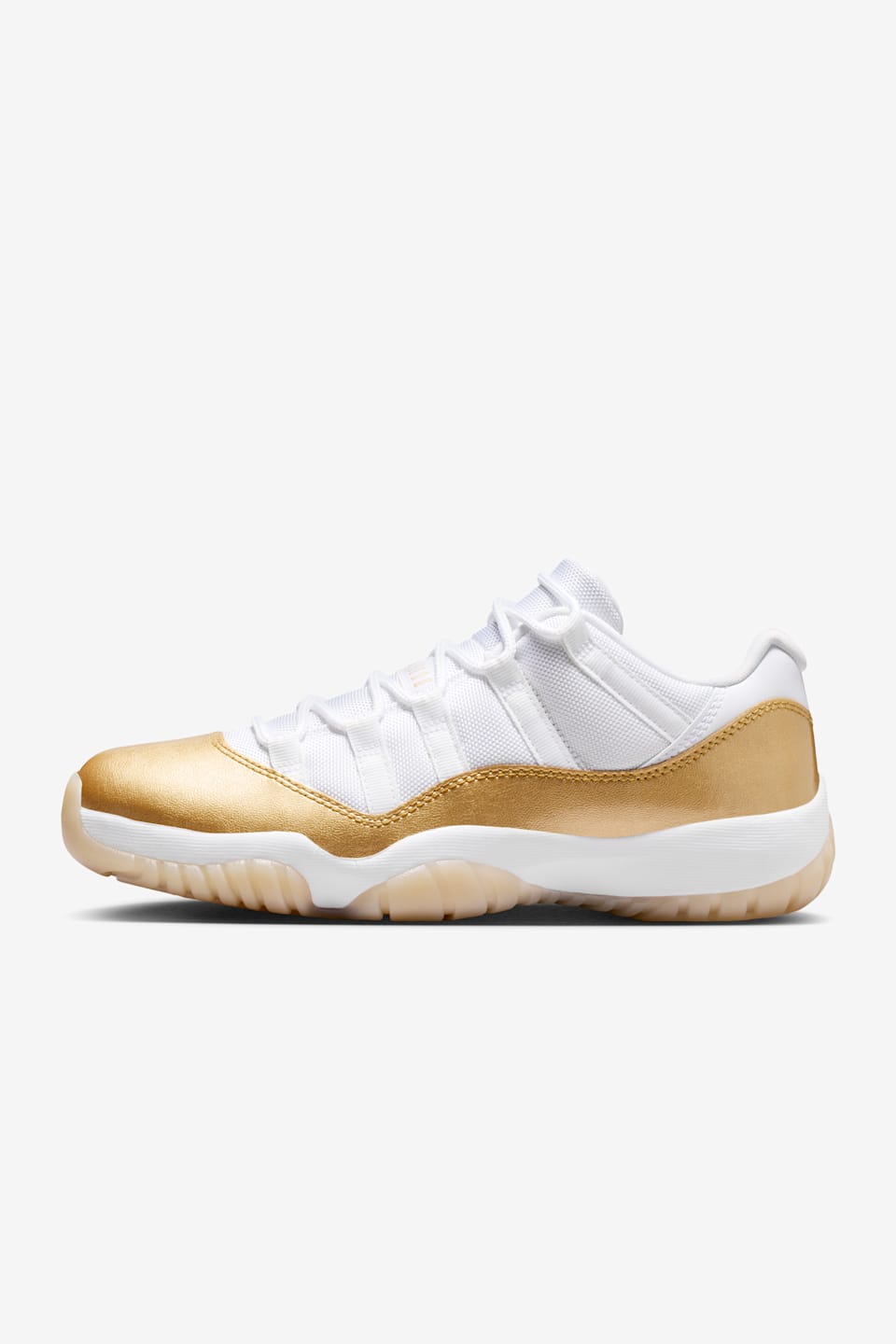 【NIKE公式】レディース エア ジョーダン 11 LOW "Mother's Day" 'White and Metallic Gold' (AH7860-102) 発売日