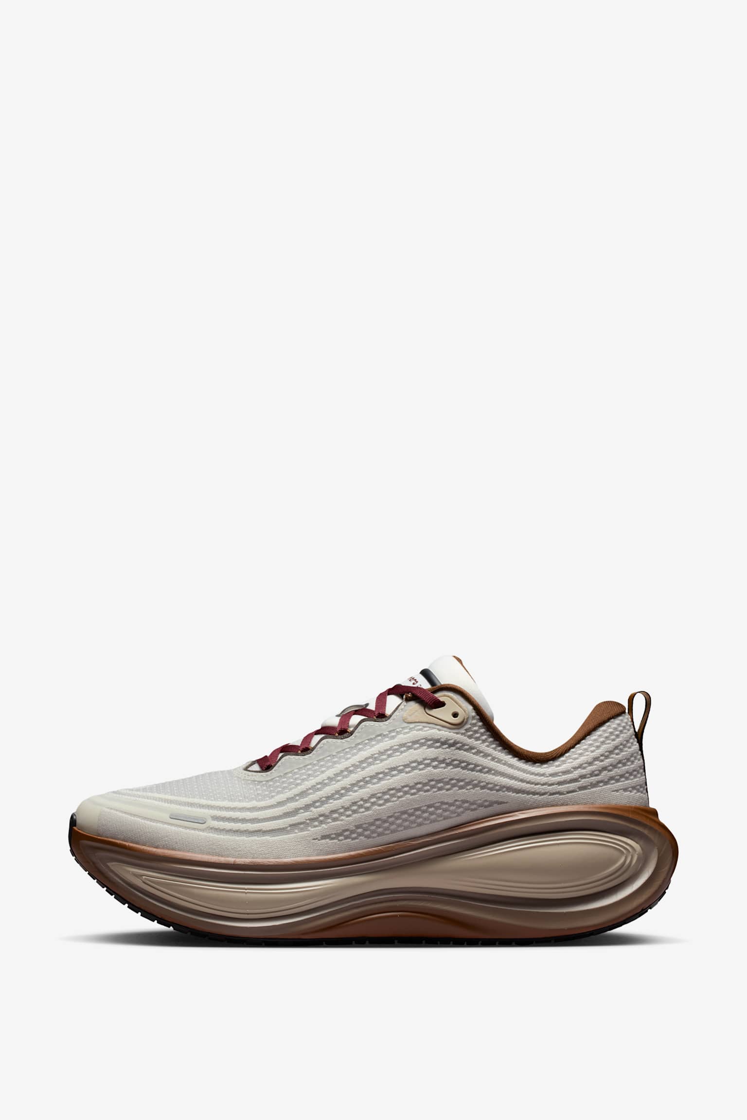 26.5 NIKE ボメロ プラス セイル ブラウン NIKE公式】ボメロ プラス 'Sail and Baroque Brown' (IO4482-100/NIKE