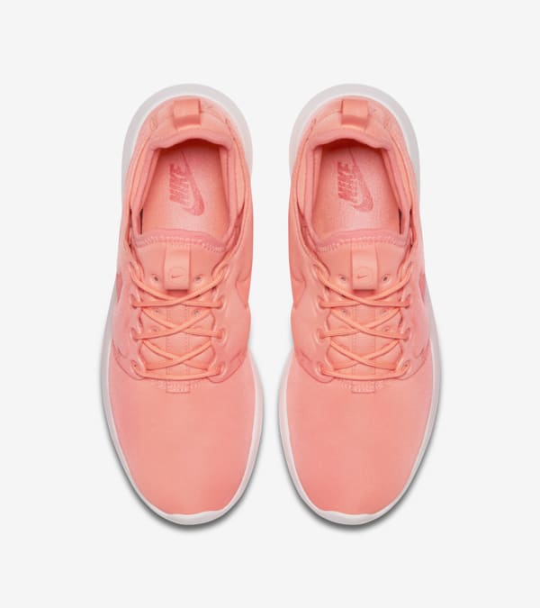 Baby pink nike roshe 2025
