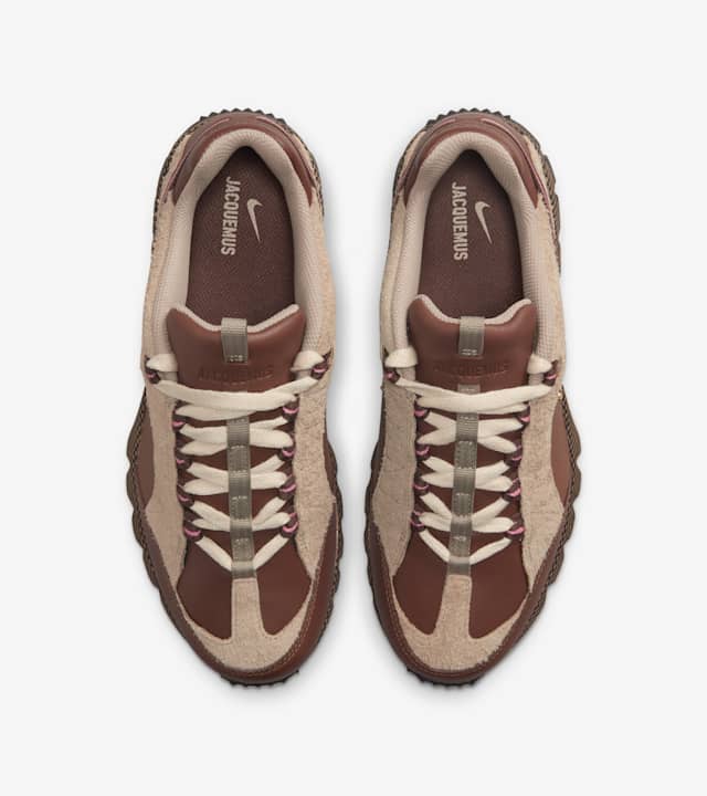 에어 휴마라 x Jacquemus 'Ale Brown and Gold'(DR0420200) 출시일. 나이키 SNKRS KR