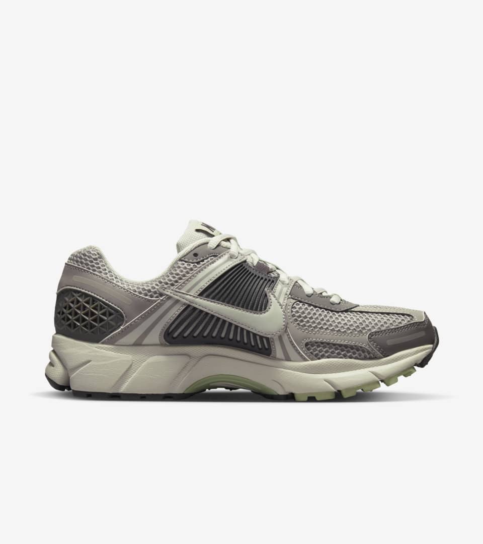 NIKE公式】レディース ズーム ボメロ 5 'Cobblestone and Flat Pewter 
