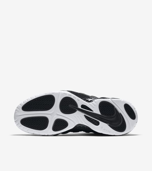 Black and white nike foams top
