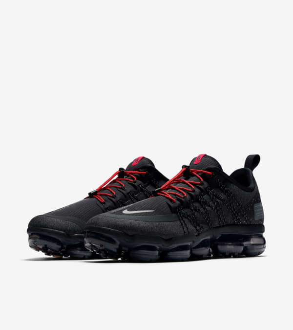 black and red nike air vapormax