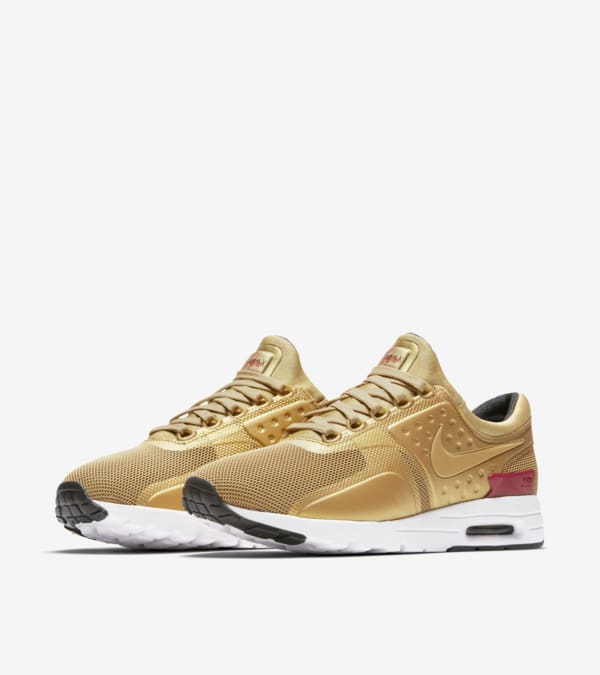 Air max zero gold on feet top