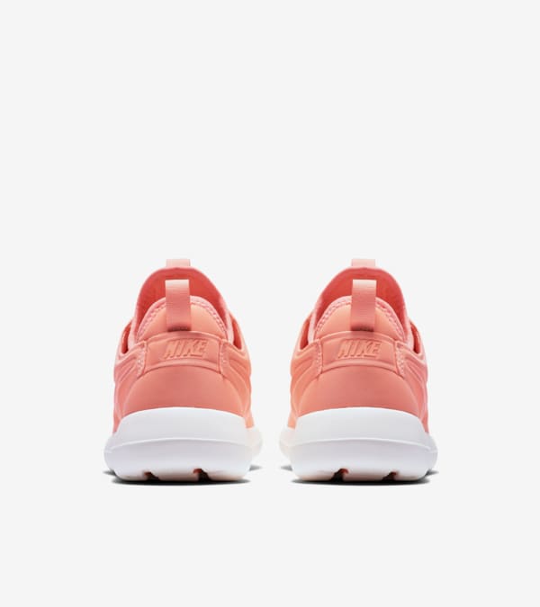 Baby pink nike roshe cheap