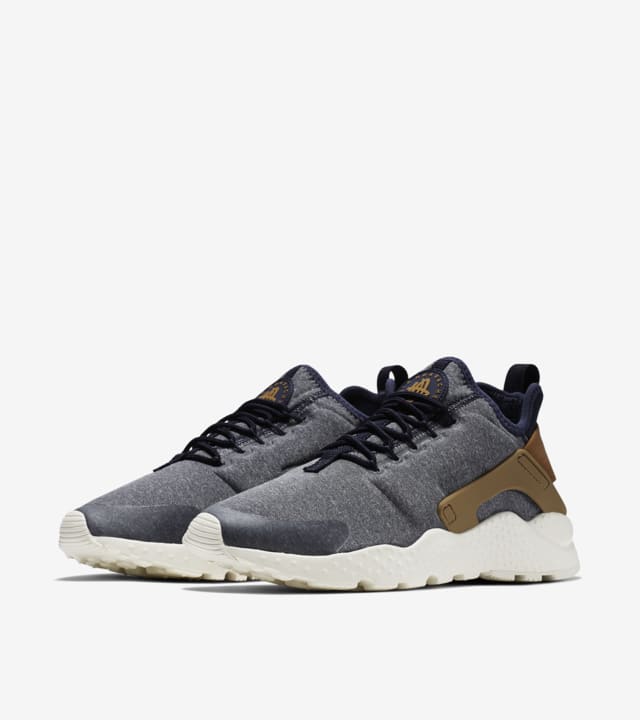 Women s Nike Air Huarache Ultra SE Midnight Navy Golden Beige Nike SNKRS