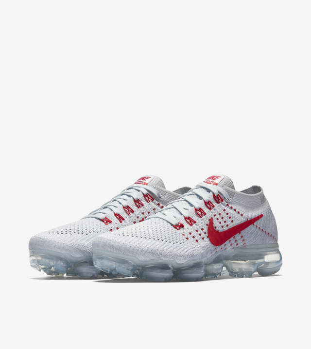 Nike Air VaporMax Pure Platinum University Red voor dames. Nike SNKRS