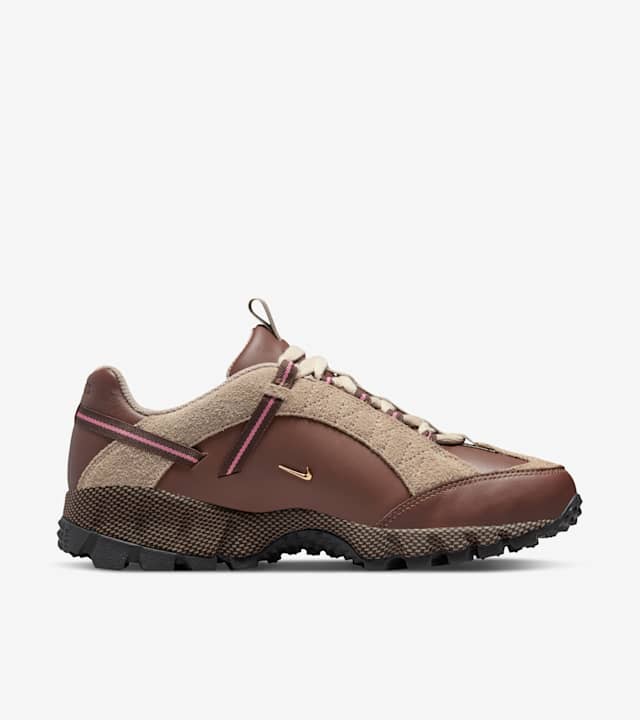 Air Humara x Jacquemus 'Ale Brown and Gold' (DR0420200) Erscheinungsdatum. Nike SNKRS BE