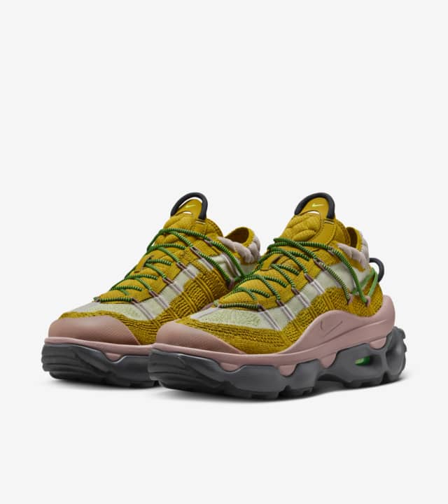 Get Women’s Air Max Flyknit Venture Bronzine and Smokey Mauve for 0.00 @ Nike US