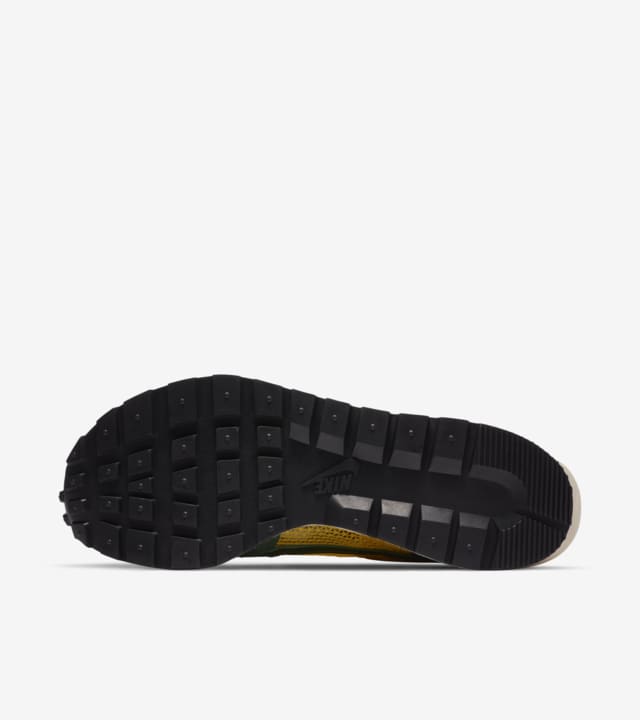 nike sacai vaporwaffle sail release date