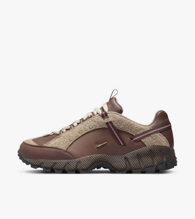 에어 휴마라 x Jacquemus 'Ale Brown and Gold'(DR0420200) 출시일. 나이키 SNKRS KR