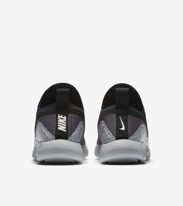 Women's Nike LunarCharge Essential 'Violet Dust'. Nike SNKRS IE