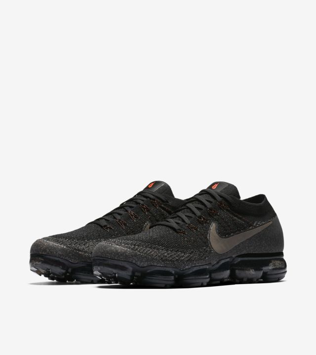 nike vapormax crimson