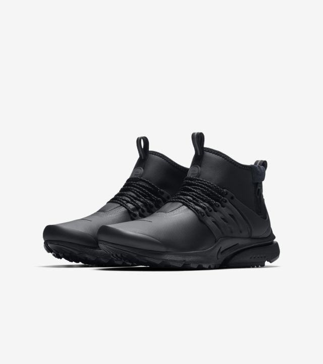 dark blue nike boots