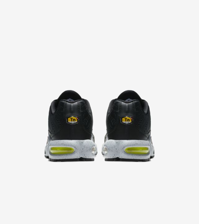 black and silver air max plus