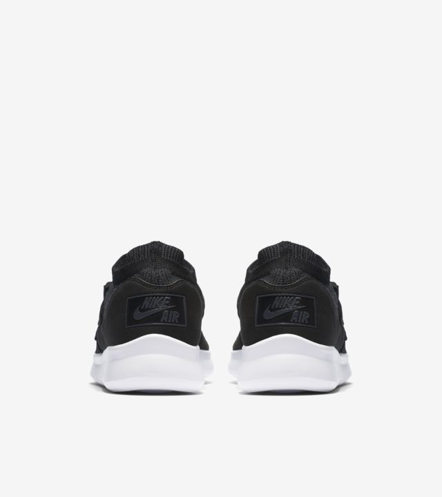 Air Sock Racer Ultra Flyknit „Anthracite & White”. Nike SNKRS HU