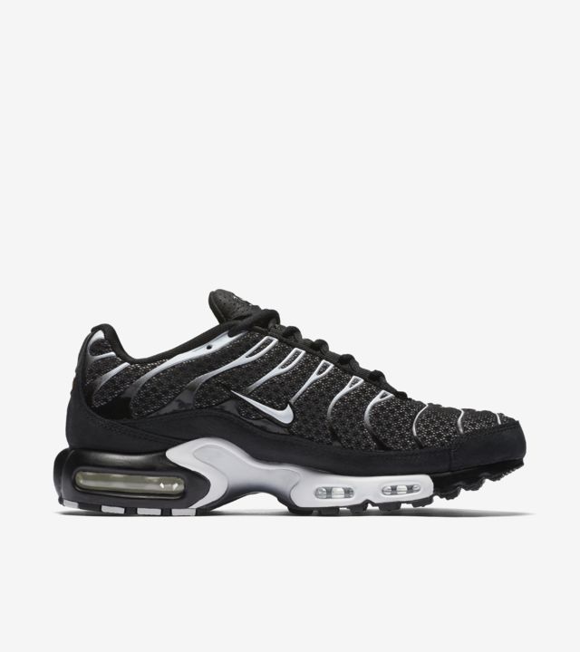 Nike Air Max Plus 'Black & Sail'. Nike SNKRS