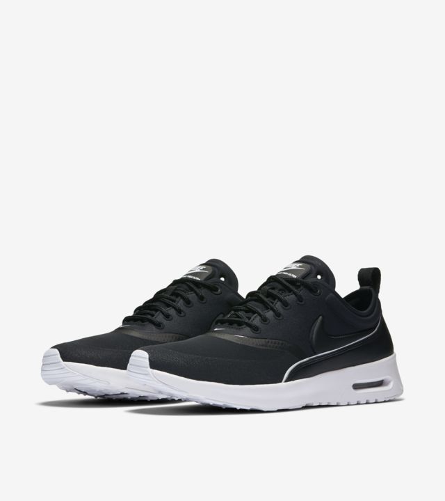 black nike air max thea womens