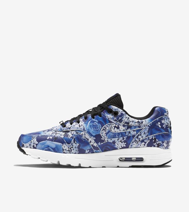 blue and white nike airmax