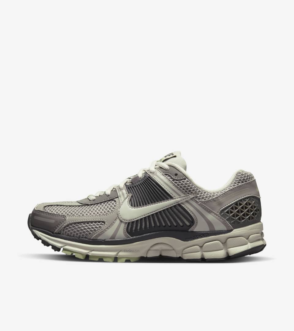 NIKE公式】レディース ズーム ボメロ 5 'Cobblestone and Flat Pewter ...