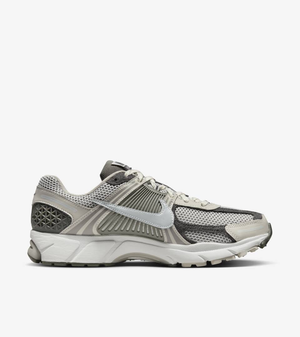 NIKE公式】ズーム ボメロ 5 'Iron Ore and Flat Pewter' (FD0791-012 ...