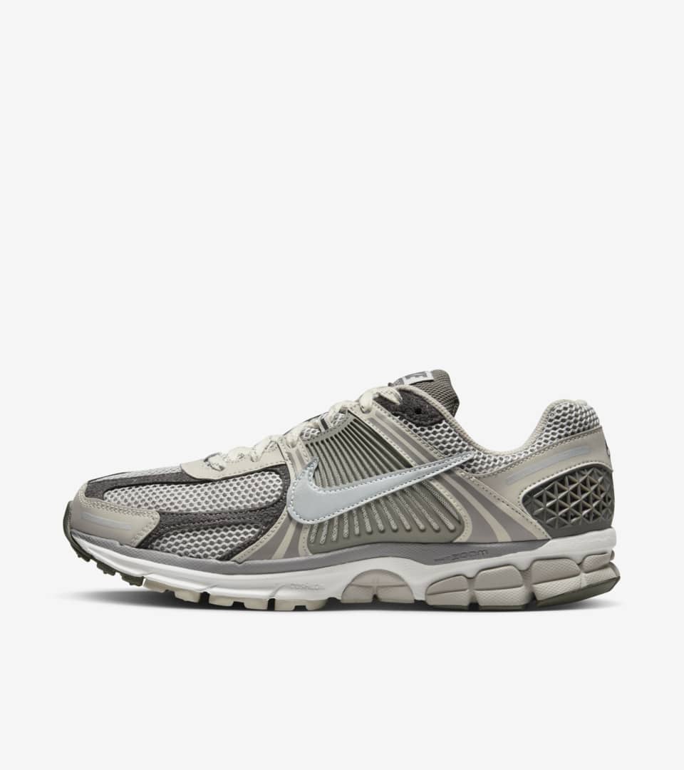 NIKE公式】ズーム ボメロ 5 'Iron Ore and Flat Pewter' (FD0791-012 ...