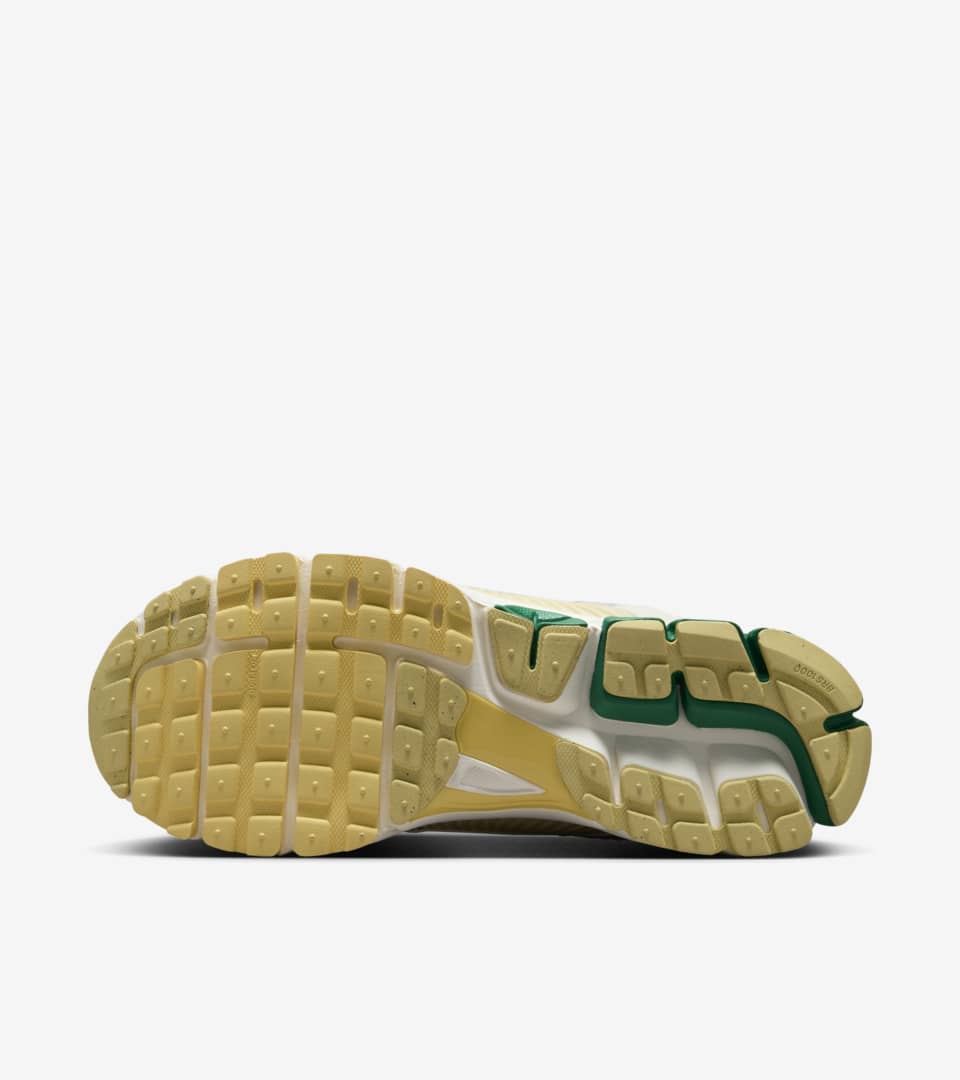 NIKE公式】ズーム ボメロ 5 'Sail and Soft Yellow' (FN8361-100 ...