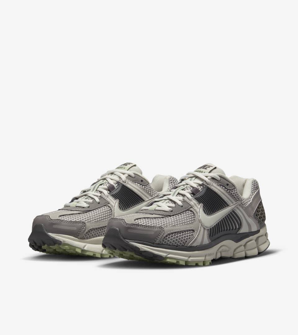 NIKE公式】レディース ズーム ボメロ 5 'Cobblestone and Flat Pewter