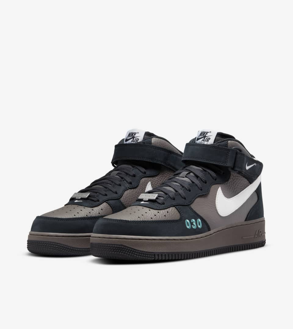 cream nike trainers mens