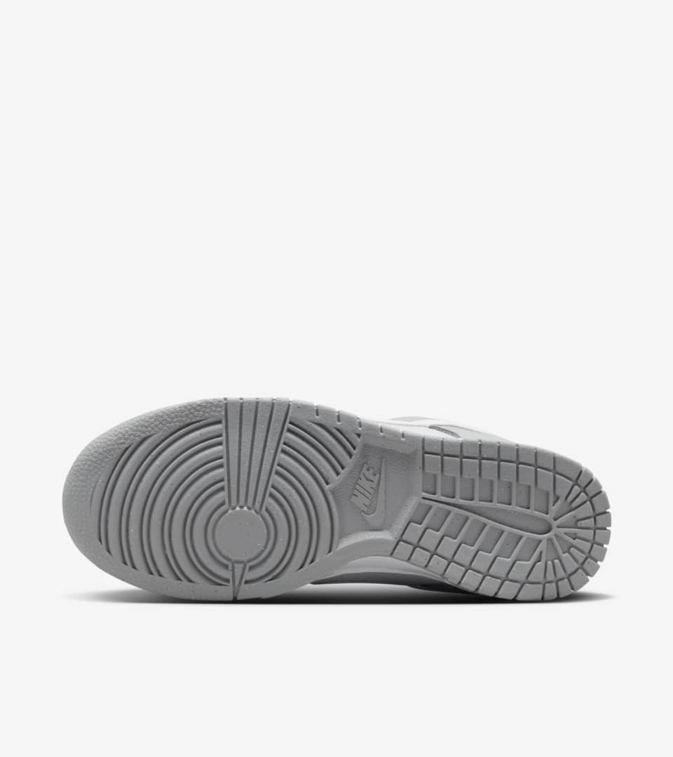 Light gray best sale womens nike shoes