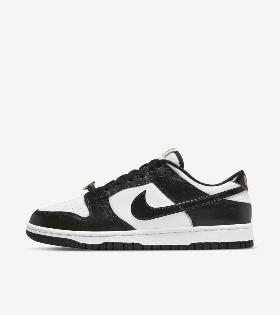 วันเปิดตัว Dunk Low Retro SE 'White and Black' (DR9511-100). Nike SNKRS