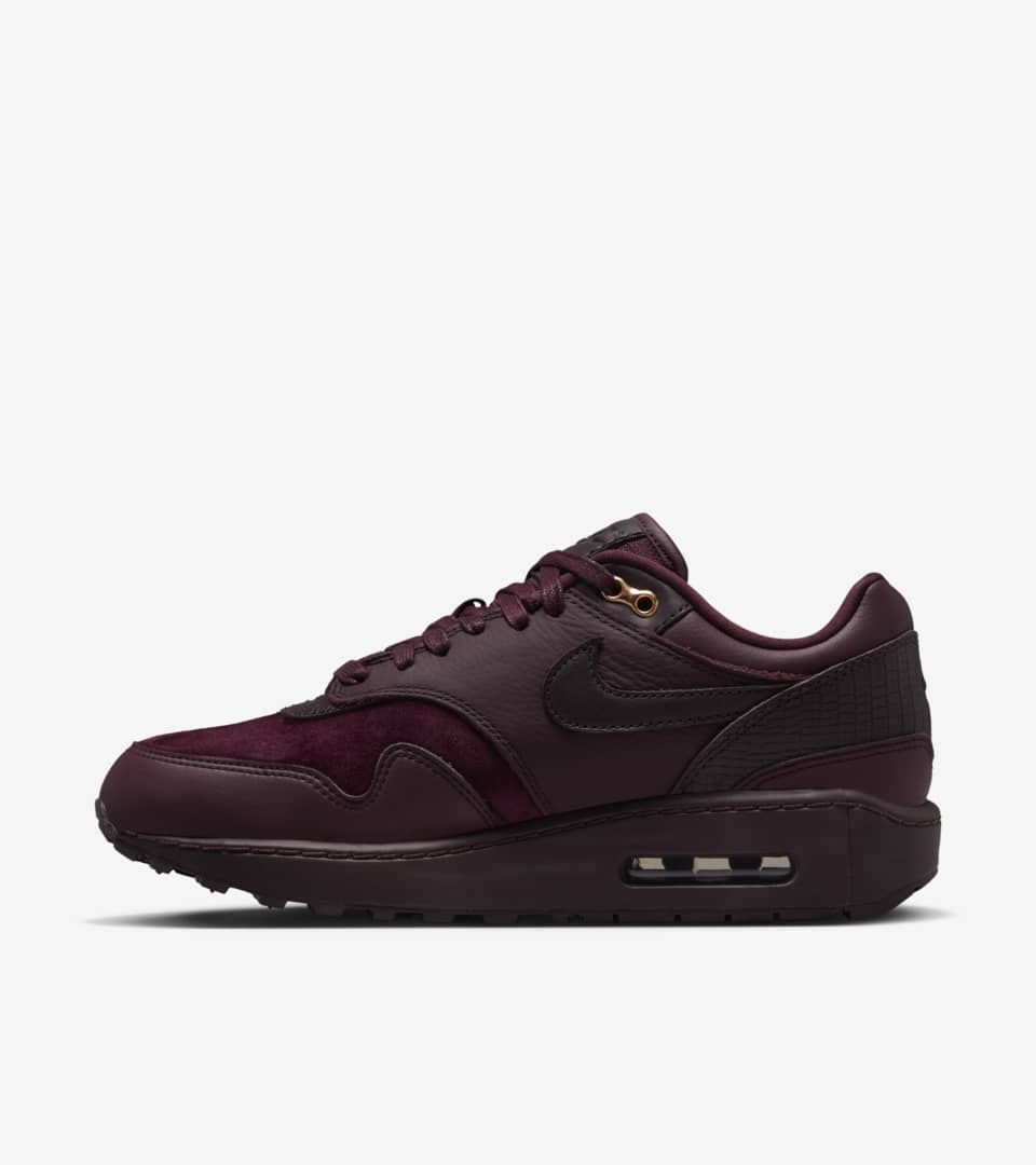 White and best sale burgundy air max