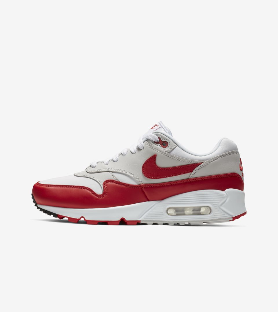 nike air maxes red and white