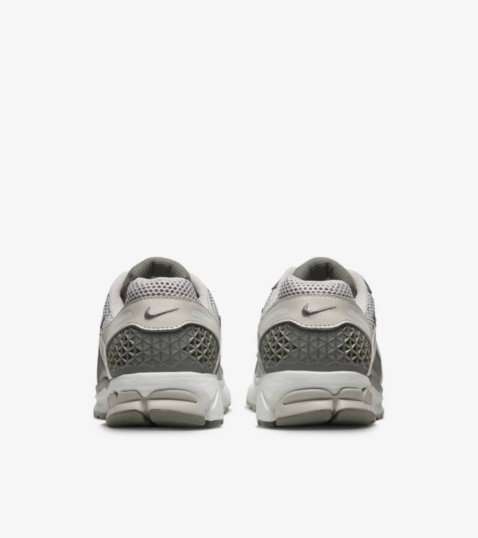 NIKE公式】ズーム ボメロ 5 'Iron Ore and Flat Pewter' (FD0791-012