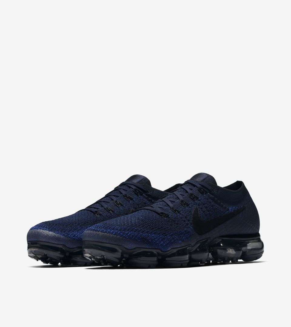 black and blue nike vapormax