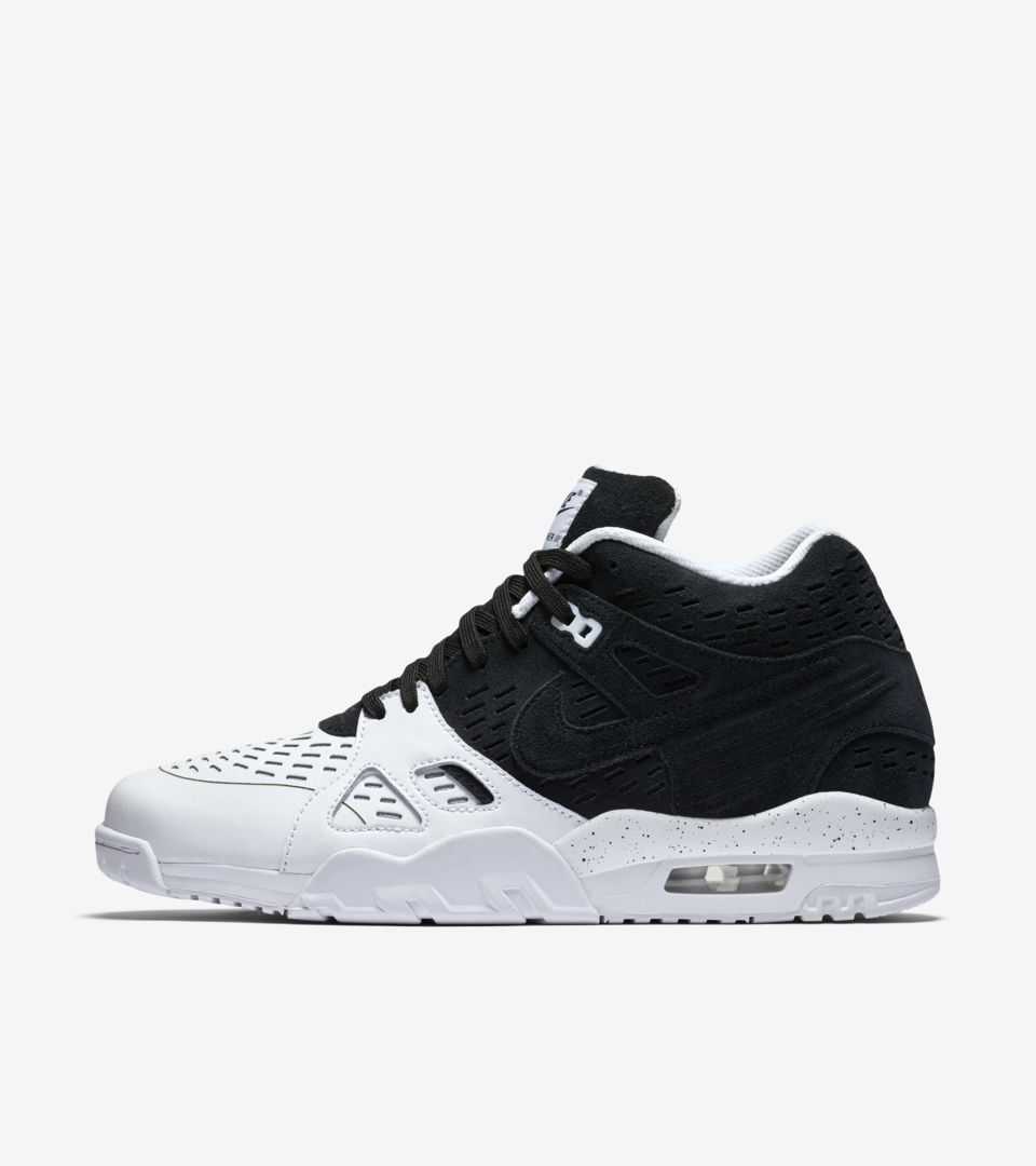 black and white nike air trainers