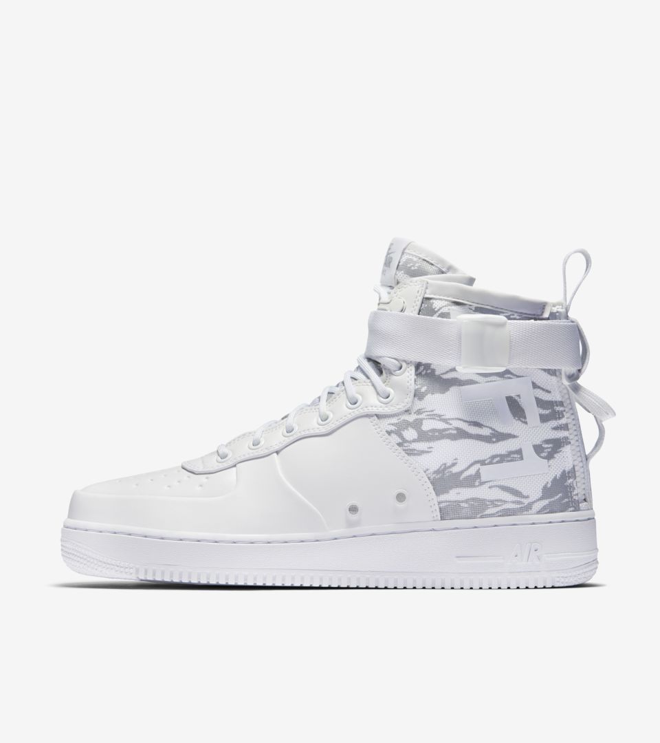 Fecha de lanzamiento de Nike SF Air Force 1 Mid "Triple White". Nike SNKRS ES