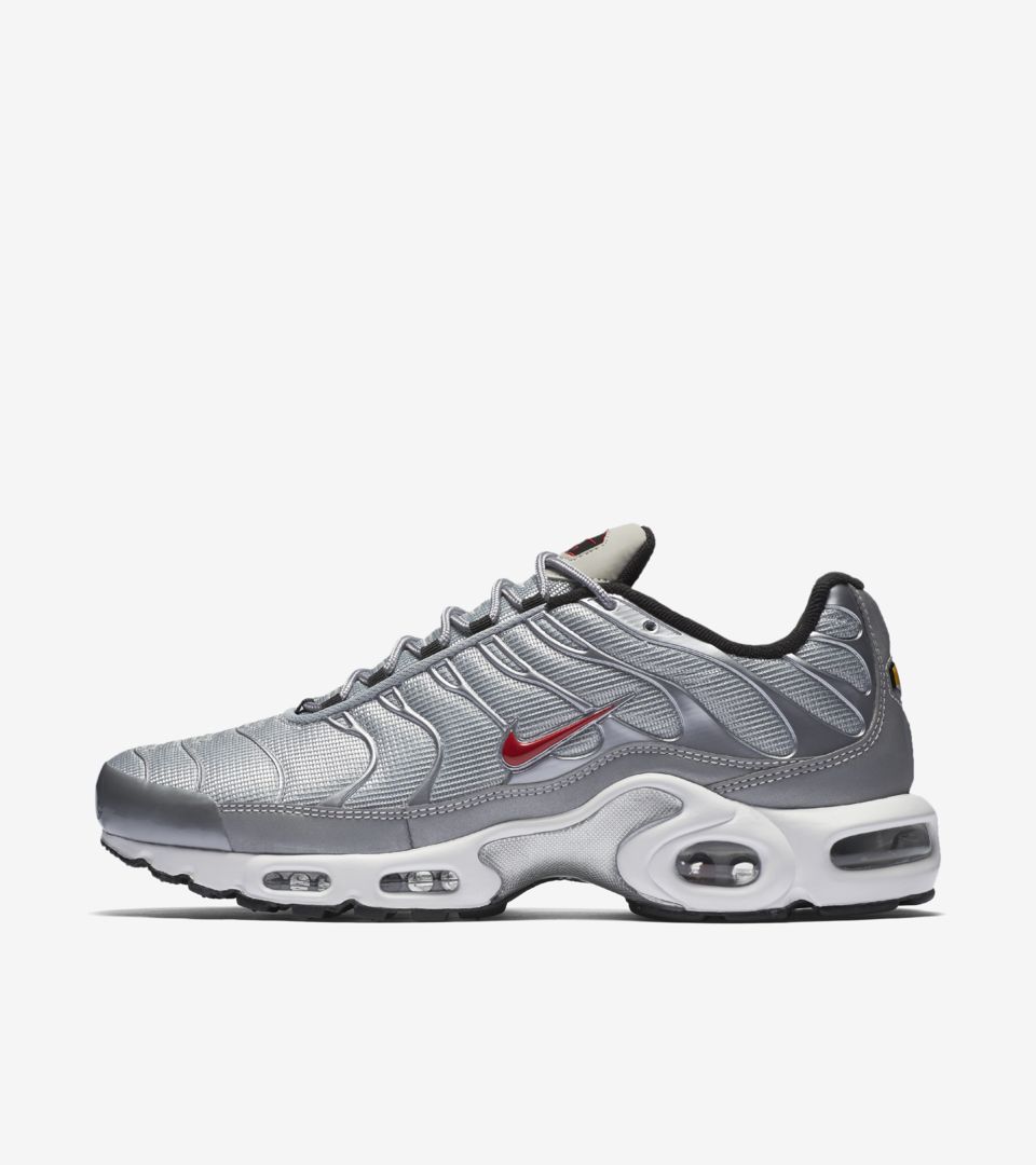 Remarkable muscle Asian Nike Air Max Plus 'Metallic Silver'. Nike SNKRS