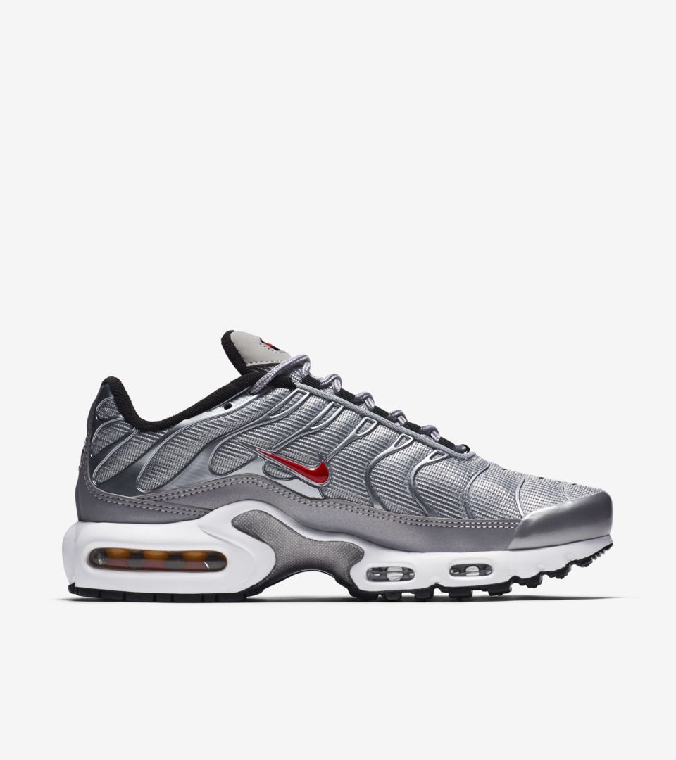 Silver store nikes womens