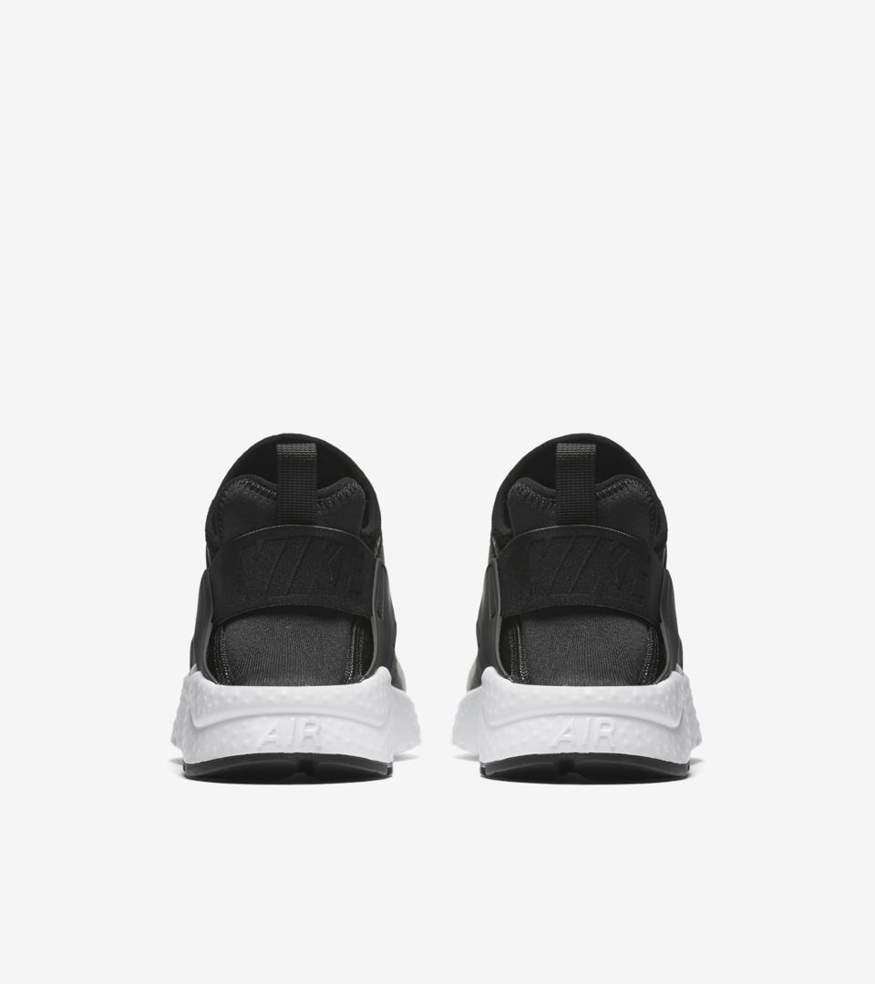 Teoría establecida explotar Pasto Nike Air Huarache Run Ultra "Black &amp; White" para mujer. Nike SNKRS ES