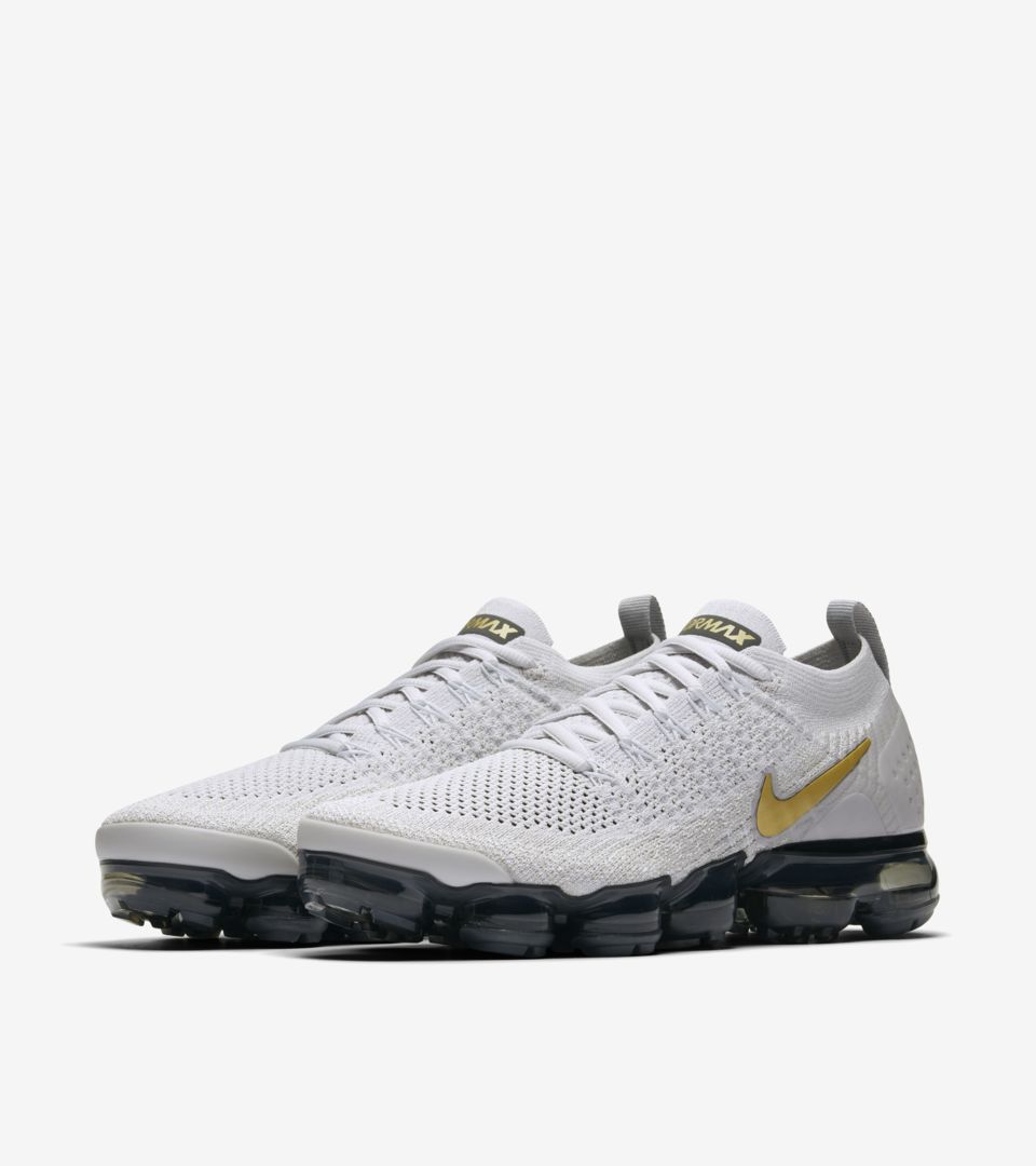 NIKE公式】レディース エア ヴェイパーマックス フライニット 'Vast Grey and Pure Platinum and  Metallic Gold' (942843-010 WMNS AIR VAPORMAX FLYKNIT 2). Nike SNKRS JP