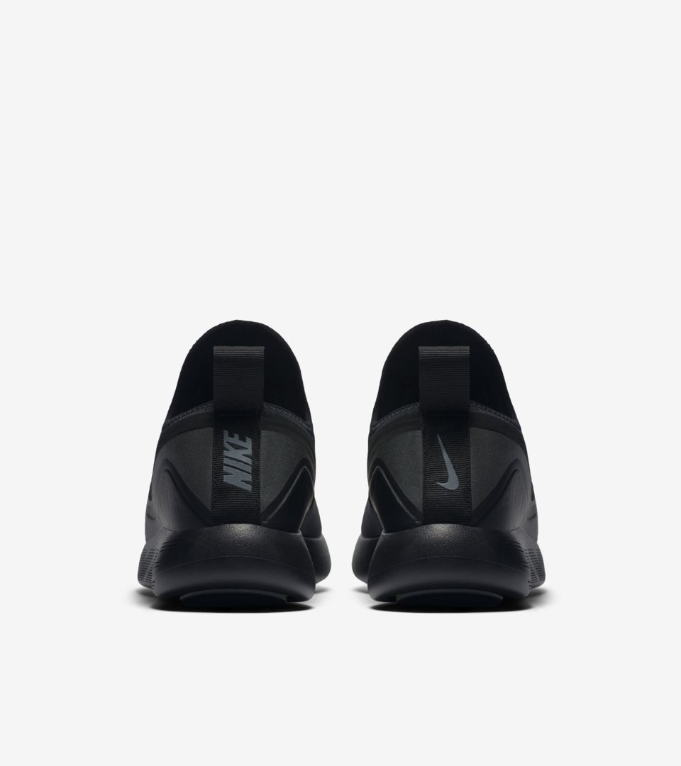 Nike Essential 'Triple Black'. Nike SNKRS