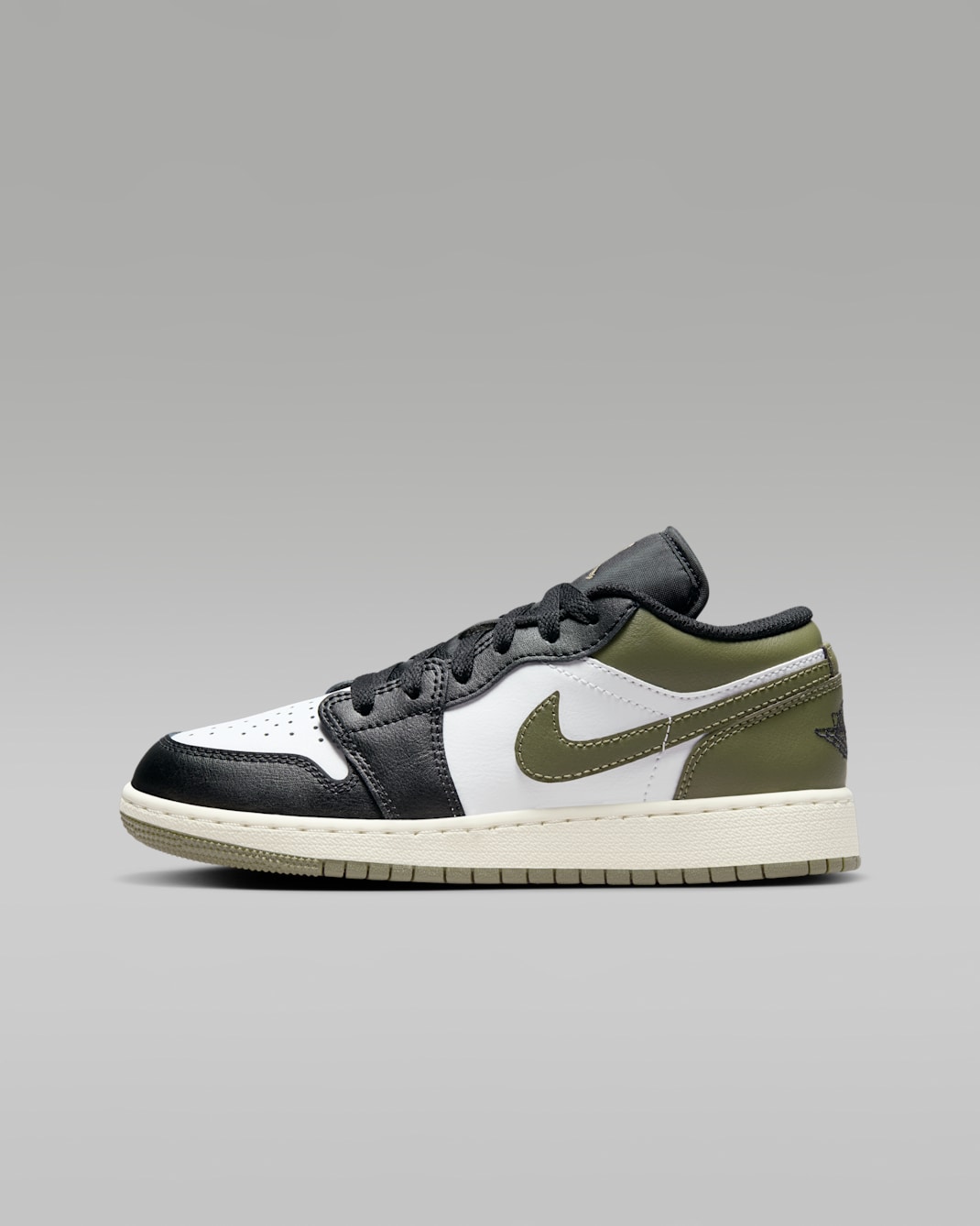 รองเท้าเด็กโต Air Jordan 1 Low - ดำ/Medium Olive/ขาว